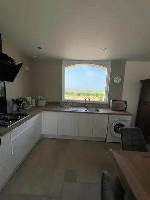Cuisine ou kitchenette dans l'établissement Appartement spacieux à Monfréville avec terrasse