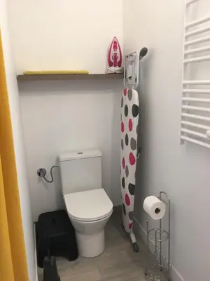 Salle de bains dans l'établissement Rubis Baie Mont Saint Michel