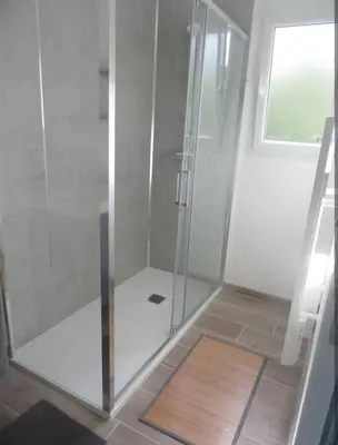 Salle de bains dans l'établissement La Quesnelière