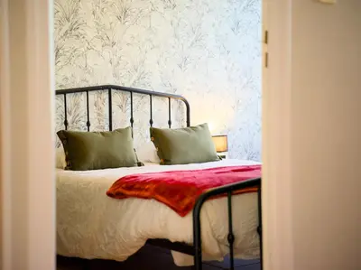 Un ou plusieurs lits dans un hébergement de l'établissement Maison de pêcheur à 50m de la mer & 10min ferry, 3 chambres, 7 personnes, intendance Luxury Host
