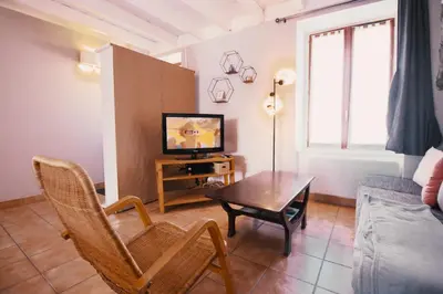 Télévision ou salle de divertissement dans l'établissement Maison de pêcheur à 50m de la mer & 10min ferry, 3 chambres, 7 personnes, intendance Luxury Host