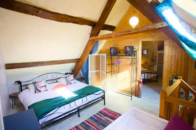 Un ou plusieurs lits dans un hébergement de l'établissement Maison de pêcheur à 50m de la mer & 10min ferry, 3 chambres, 7 personnes, intendance Luxury Host