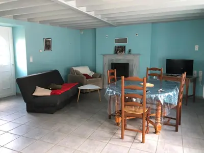 Télévision ou salle de divertissement dans l'établissement Gîte le Laurier