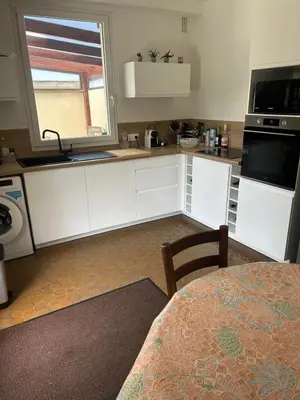 Cuisine ou kitchenette dans l'établissement Maison familiale en bord de mer