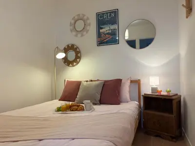 Un ou plusieurs lits dans un hébergement de l'établissement Cosy F2- Centre Caen & Abbaye