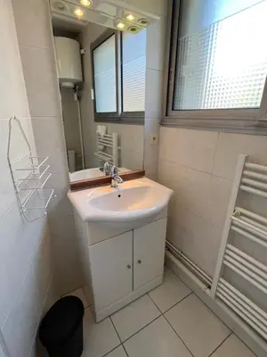 Salle de bains dans l'établissement Cosy F2- Centre Caen & Abbaye