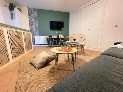 Télévision ou salle de divertissement dans l'établissement Cosy F2- Centre Caen & Abbaye