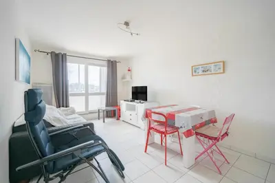 Télévision ou salle de divertissement dans l'établissement L'Appart à L'Ouest - Face au port