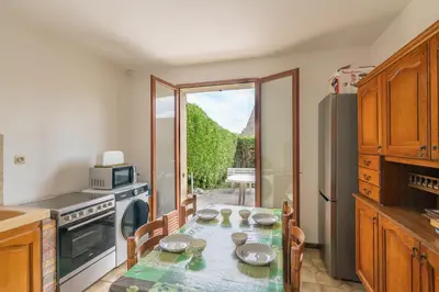 Cuisine ou kitchenette dans l'établissement La Maison des Primevères - proche plages