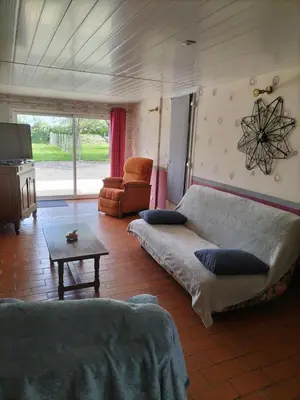 Coin salon dans l'établissement Charmante maison dans le bocage proche A84