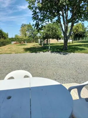 Jardin de l'établissement Charmante maison dans le bocage proche A84