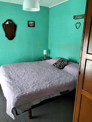 Un ou plusieurs lits dans un hébergement de l'établissement Charmante maison dans le bocage proche A84