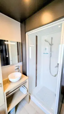 Salle de bains dans l'établissement Cozy mobile home with great comfort - Camping La Sirène