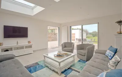 Coin salon dans l'établissement Amazing Home In Creances With Wifi