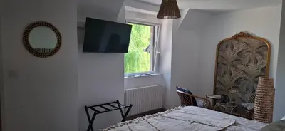 Télévision ou salle de divertissement dans l'établissement Les Escales de Marion