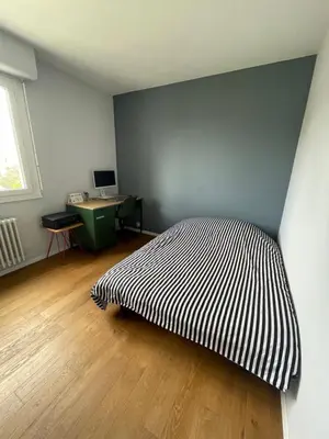 Un ou plusieurs lits dans un hébergement de l'établissement Chambre privée chez l'habitant avec accès à des espaces partagés