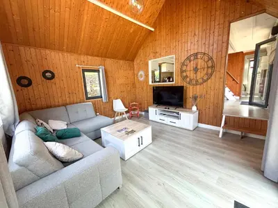Télévision ou salle de divertissement dans l'établissement Chalet moderne 6 pers avec piscine l'été