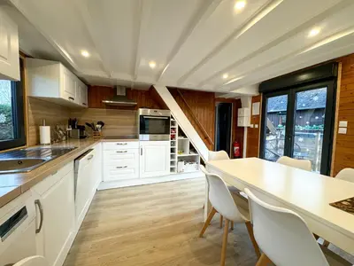 Cuisine ou kitchenette dans l'établissement Chalet moderne 6 pers avec piscine l'été