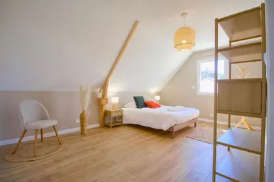 Un ou plusieurs lits dans un hébergement de l'établissement La Cigogne, Maison familiale en bord de Mer à Surtainville, Côte des Isles, 3 chambres, Intendance Luxury Host