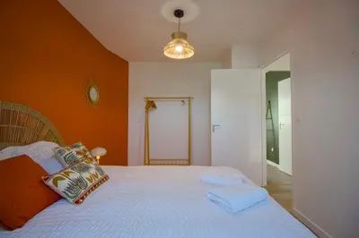 Un ou plusieurs lits dans un hébergement de l'établissement La Cigogne, Maison familiale en bord de Mer à Surtainville, Côte des Isles, 3 chambres, Intendance Luxury Host