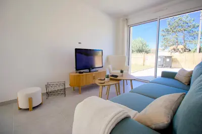 Télévision ou salle de divertissement dans l'établissement La Cigogne, Maison familiale en bord de Mer à Surtainville, Côte des Isles, 3 chambres, Intendance Luxury Host