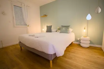 Un ou plusieurs lits dans un hébergement de l'établissement La Cigogne, Maison familiale en bord de Mer à Surtainville, Côte des Isles, 3 chambres, Intendance Luxury Host