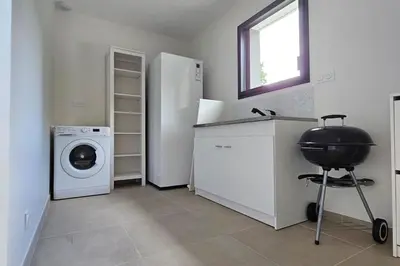 Cuisine ou kitchenette dans l'établissement Charmante maison neuve