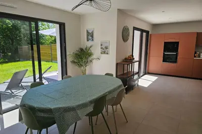Coin salon dans l'établissement Charmante maison neuve