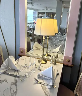 Restaurant ou autre lieu de restauration dans l'établissement Le Duguesclin