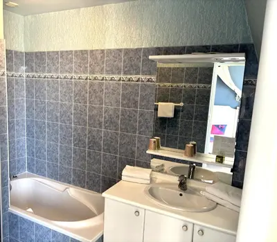 Salle de bains dans l'établissement Le Duguesclin