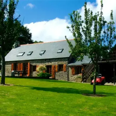 Luxury rural farmhouse retreat ideal for families with a jacuzzi hot tub
