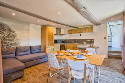 Cuisine ou kitchenette dans l'établissement Charmant T2 avec jardin et Parking - 5 min de Bayeux