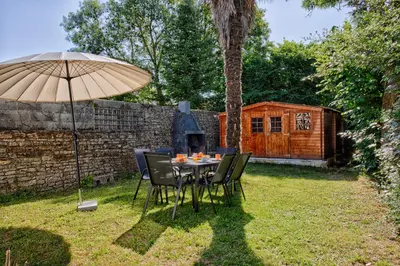Jardin de l'établissement Charmant T2 avec jardin et Parking - 5 min de Bayeux