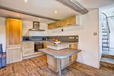 Cuisine ou kitchenette dans l'établissement Charmant T2 avec jardin et Parking - 5 min de Bayeux