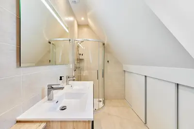 Salle de bains dans l'établissement La Rose des Vents - Moderne - Proche Bayeux