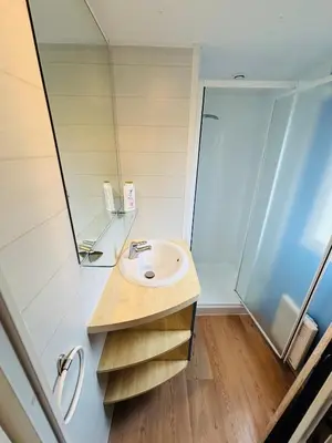 Salle de bains dans l'établissement Mobilhome