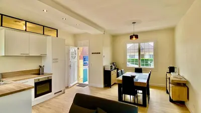 Cuisine ou kitchenette dans l'établissement La Proue, charmante maisonnette proche de la plage
