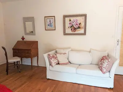 Coin salon dans l'établissement Holiday Home La Grulais by Interhome