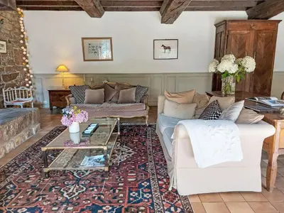Coin salon dans l'établissement Holiday Home La Grulais by Interhome