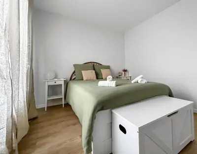 Un ou plusieurs lits dans un hébergement de l'établissement Maison moderne et spacieuse près de la mer