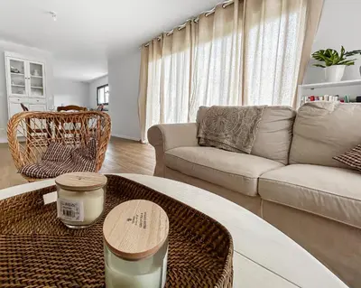 Coin salon dans l'établissement Maison moderne et spacieuse près de la mer