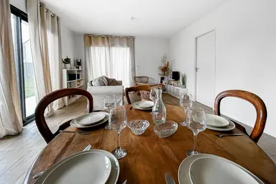 Coin salon dans l'établissement Maison moderne et spacieuse près de la mer