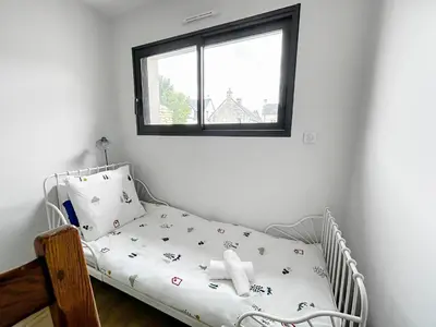 Un ou plusieurs lits dans un hébergement de l'établissement Maison moderne et spacieuse près de la mer