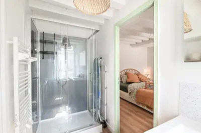 Salle de bains dans l'établissement A Fleur de Quai - Vue sur le port