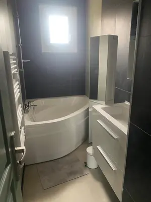 Salle de bains dans l'établissement location vacances