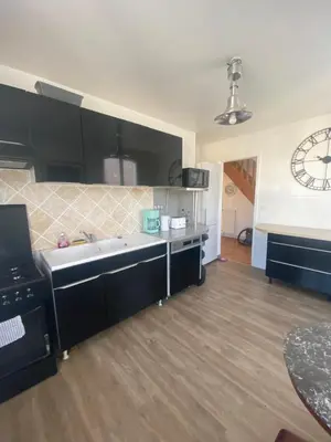 Cuisine ou kitchenette dans l'établissement BEAU DUPLEX 80 m2 100 metre de la plage