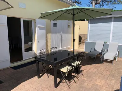 Terrasse ou espace extérieur de l'établissement Maison a 150m de la mer
