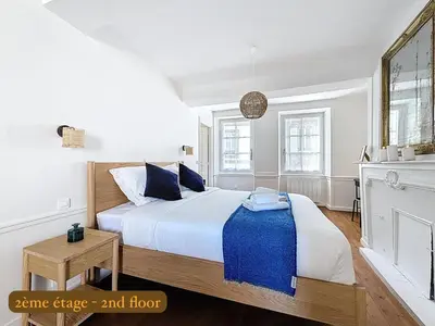 Un ou plusieurs lits dans un hébergement de l'établissement La Rose du Roc - Maison 4 niveaux, terrasse vue mer
