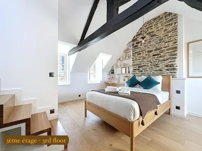 Un ou plusieurs lits dans un hébergement de l'établissement La Rose du Roc - Maison 4 niveaux, terrasse vue mer