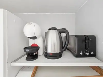 Plateau bouilloire dans l'établissement F2 cosy avec balcon